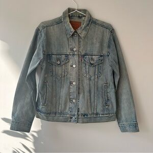 Levis Classic Vintage 90s Style Light Wash Blue Denim Trucker Boxy Jean Jacket